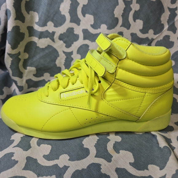 Reebok Classics Freestyle Hi WOMENS 8.5 Solar Acid Yellow GY4817 Shoes Sneakers - Picture 3 of 7